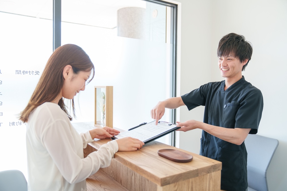 タブレットで治療計画を説明する院長