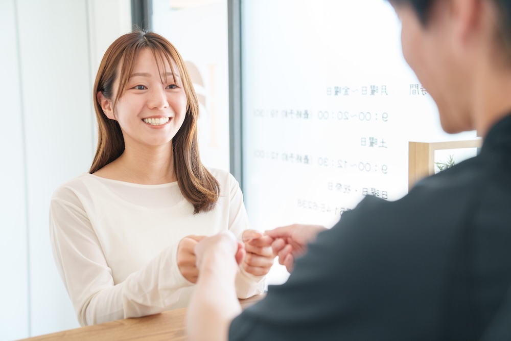 問診票を見ながら説明を受ける患者