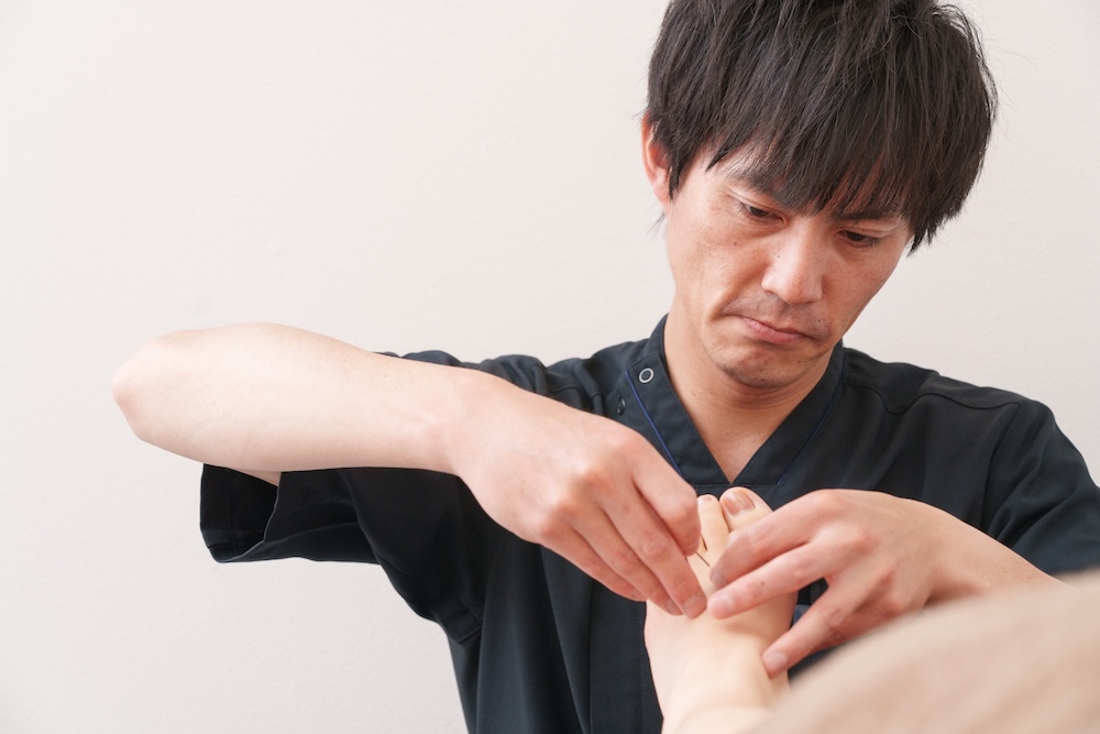 足の甲に鍼を施す手元のアップ