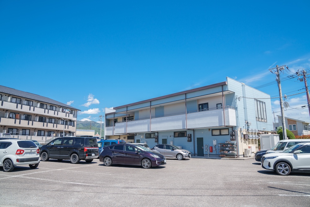 建物の裏に広がる駐車スペース