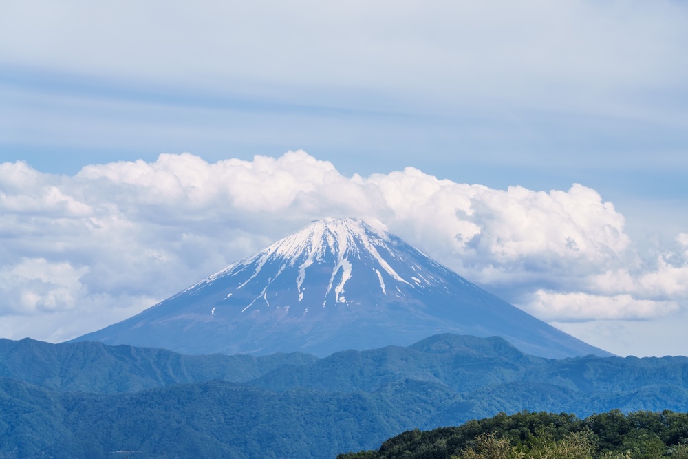 甲斐市から望む富士山と青空
